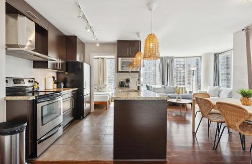 Crosstown Apartment | Spacious 4BR Waterview Condo with Pool near Rogers Arena for 9