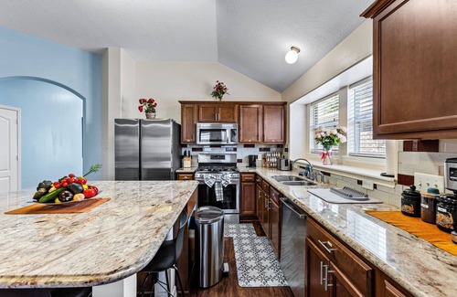 Humble House | Spacious 4BR Yard by IAH – 30 Day stays