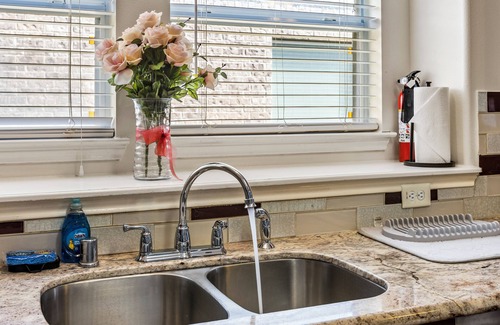 Humble House | Spacious 4BR Yard by IAH – 30 Day stays