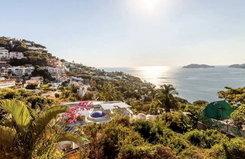 Acapulco Villa | Spacious 5-bedroom villa in fabulous Acapulco de Juárez with WiFi, Pool, Chef!