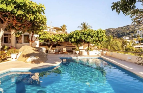 Acapulco Villa | Spacious 5-bedroom villa in fabulous Acapulco de Juárez with WiFi, Pool, Chef!