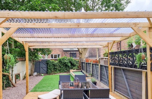 Manchester House | Spacious 5-Bed Home with Large Garden