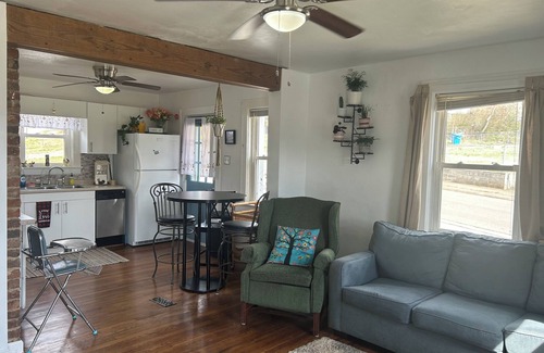 Roanoke House | Spacious 5-bed house in charming Roanoke with AC, WiFi this home can sleep 8-10