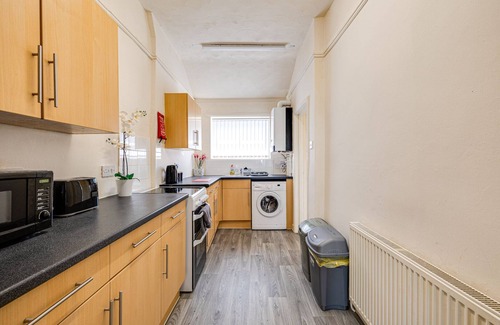 Liverpool House | Spacious 5 bed house next to Kirkdale Station