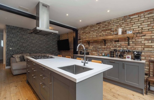 Furzedown House | Spacious 5 Bedroom Home with Garden in Tooting