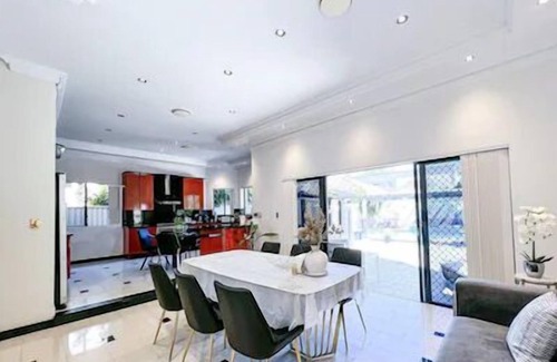 Ramsgate Beach House | Spacious 5-bedroom house water view in Ramsgate Beach with WiFi, AC.