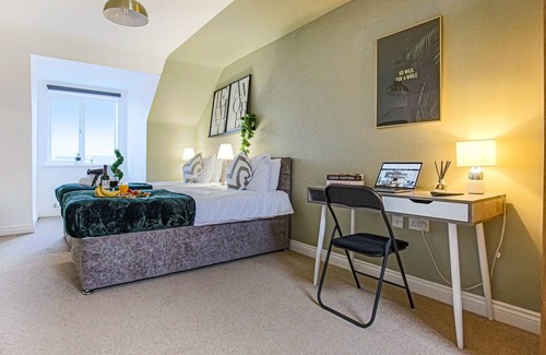 Milton Keynes House | Spacious 5 Bedroom 3.5 Bath House by Yoko Property