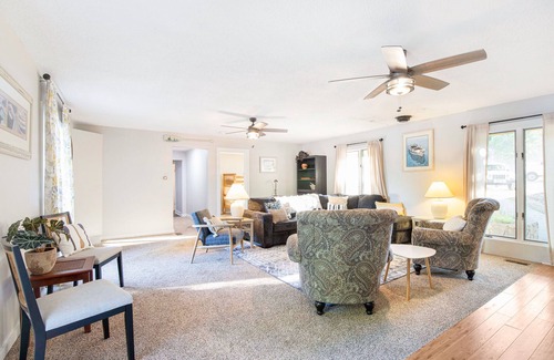 Gravois Mills House | Spacious 5 bedroom 3 bath lake house