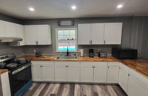 Warner Robins House | Spacious 5-bedroom house pool with AC and WiFi in delightful Warner Robins