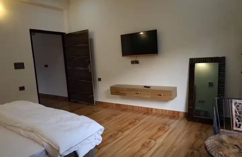 Gurugram Other | Spacious 5-bedroom farmhouse in cool Gurugram with AC, WiFi