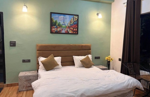 Gurugram Other | Spacious 5-bedroom farmhouse in cool Gurugram with AC, WiFi