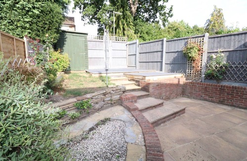 Runnymede Ski Chalet | Spacious 5 bedroom, 2.5 bathroom house in Addlestone