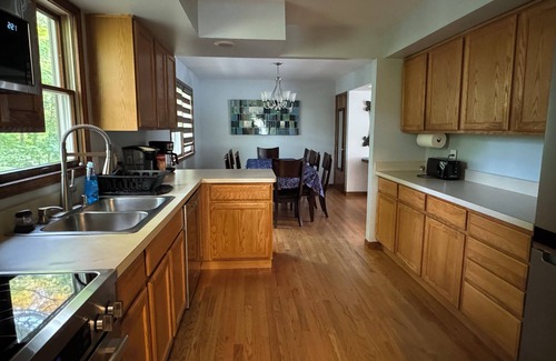 Water Hill House | Spacious 5-bedroom home in beautiful Ann Arbor Waterhill Neighbourhood