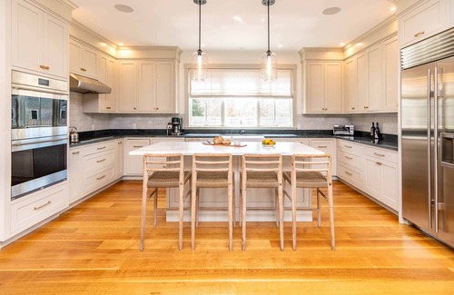 Katama House | Spacious 5-bedroom house in charming Edgartown with AC, WiFi