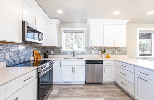 Sandy House | Spacious 5-Bedroom Home Near Mountains in Salt Lake City