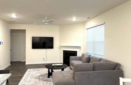 Newnan House | Spacious 5-Bedroom Home Near Piedmont Hospital in Newnan with AC, WiFi, W&D