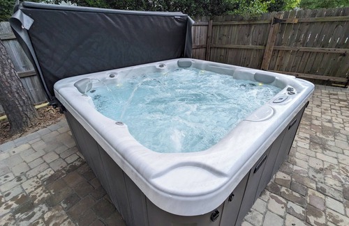 North Raleigh House | Spacious 5 Bedroom, Hot Tub, Arcade Room, EV Charger, Handicap & Quiet Culdesac!
