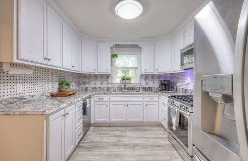 Columbia House | Spacious 5 bedroom house in serene Columbia with WiFi, AC