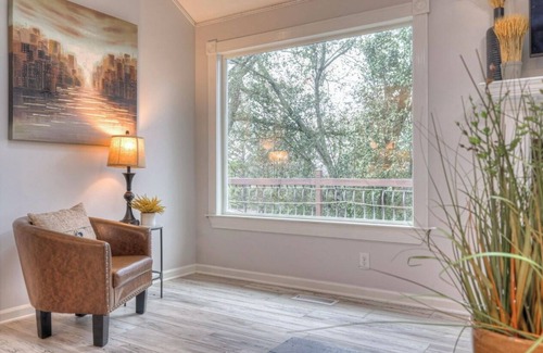 Columbia House | Spacious 5 bedroom house in serene Columbia with WiFi, AC