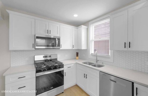 Tri-Taylor House | Spacious 5-bedroom house in awesome Chicago with AC