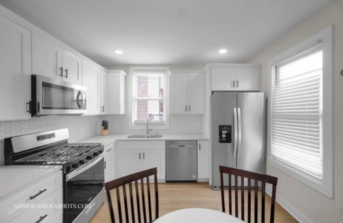Tri-Taylor House | Spacious 5-bedroom house in awesome Chicago with AC