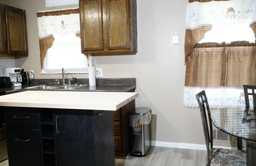 Leslie Estates House | Spacious 5-bedroom house with WiFi and AC in charming Decatur