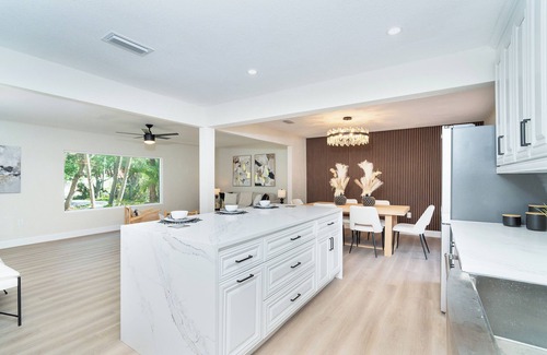 Laurel House | Spacious 5-bedroom house in charming Nokomis with AC, WiFi