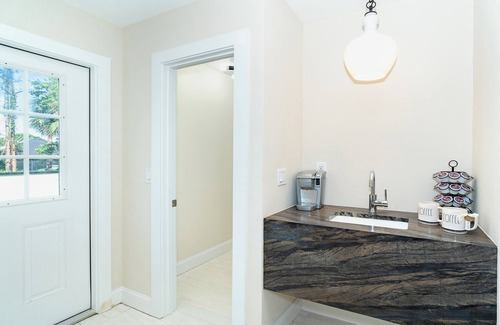 Laurel House | Spacious 5-bedroom house in charming Nokomis with AC, WiFi