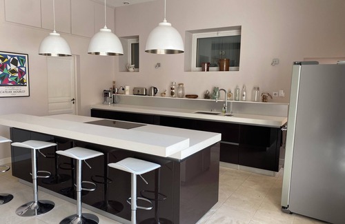 Cruzy House | Spacious 5-bedroom house with AC, WiFi in welcoming Cruzy