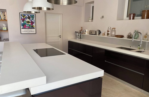 Cruzy House | Spacious 5-bedroom house with AC, WiFi in welcoming Cruzy