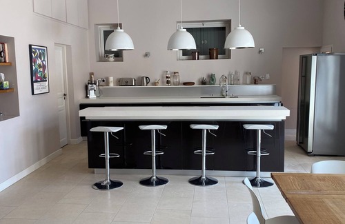 Cruzy House | Spacious 5-bedroom house with AC, WiFi in welcoming Cruzy