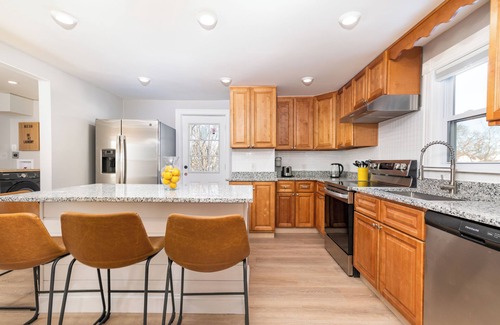 Lower Washington - Mount Hope House | Spacious 5-bedroom house with AC, WiFi and parking in Boston