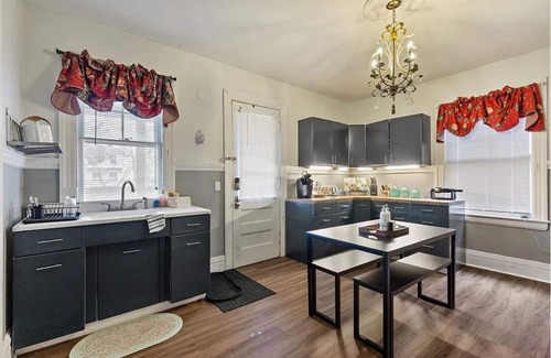 Rochester Apartment | Spacious 5 Bedroom In The Desirable area Of Park Ave Welcomes Large Groups