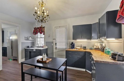 Rochester Apartment | Spacious 5 Bedroom In The Desirable area Of Park Ave Welcomes Large Groups