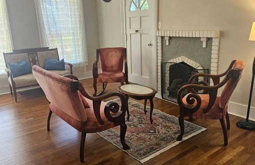 Newton House | Spacious 5-bedroom Italian Villa from 1875 with modern amenities.