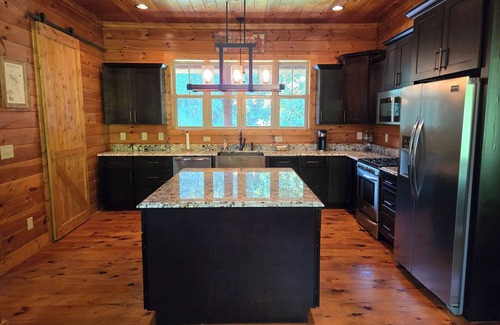 Lancaster House | Spacious 5-bedroom Lodge located 5 minutes from Center Hill Lake nSleeps 12