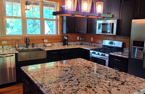 Lancaster House | Spacious 5-bedroom Lodge located 5 minutes from Center Hill Lake nSleeps 12