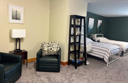 Sissonville Cabin | Spacious 5-bedroom lodge with WiFi and AC in peaceful countryside of Kenna,WV