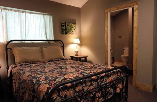 Fox Cabin | Spacious 5-bedroom lodge with WiFi, AC in charming Fox