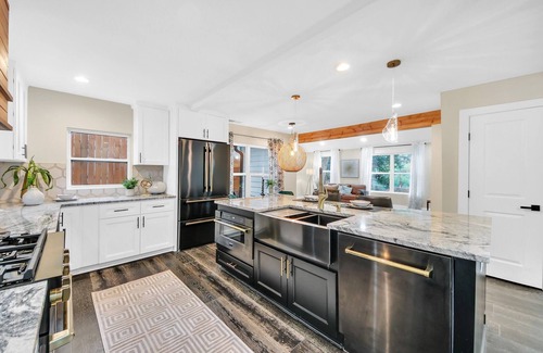 Hapeville House | Spacious 5-bedroom Luxury house seconds from Atlanta Airport with All Amenities