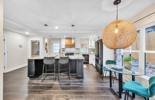 Hapeville House | Spacious 5-bedroom Luxury house seconds from Atlanta Airport with All Amenities