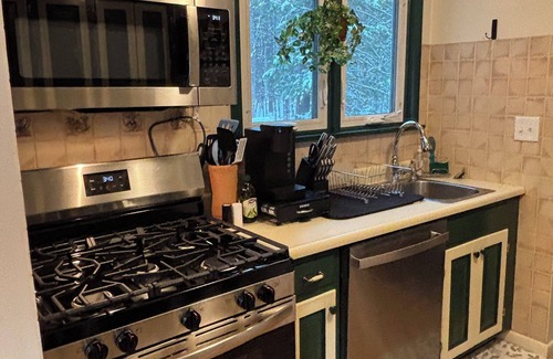 Campton House | Spacious 5-bedroom pet friendly home in Campton - game room, pools and new AC