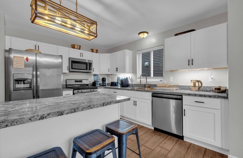 Detroit House | Spacious 5-bedroom Ranch house with WiFi, fitness room in charming Redford