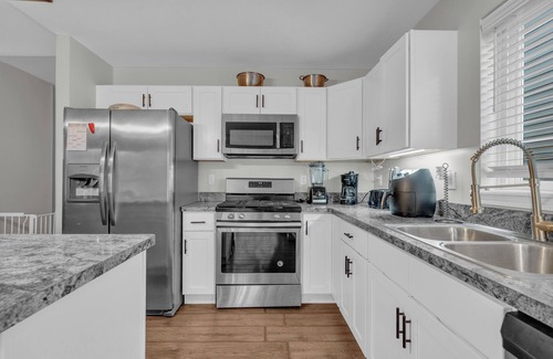 Detroit House | Spacious 5-bedroom Ranch house with WiFi, fitness room in charming Redford