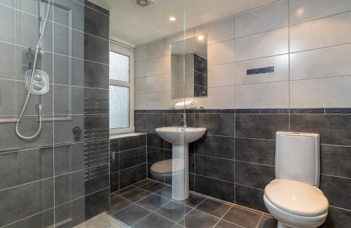 Central Aberdeen Apartment | Spacious 5-Bedroom Townhouse in the West-End