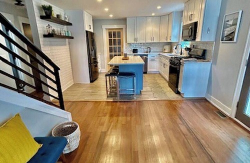 Como House | Spacious 5-bedroom house in lovely Lake Geneva with AC, WiFi