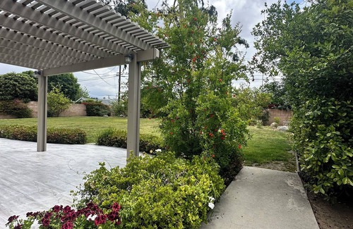 Northridge House | Spacious 5-bedroom house in enchanting Northridge with WiFi, AC