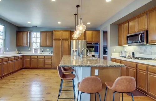 Paso Robles House | Spacious 5-bedroom house with Pool and Spa in Paso Robles with WiFi, AC