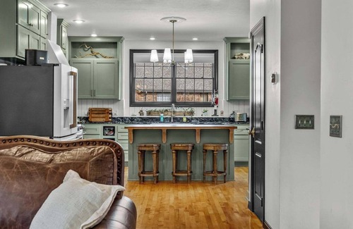 Springfield House | Spacious 5-bedroom house with WiFi, AC in tranquil Springfield