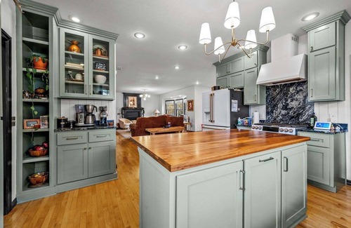 Springfield House | Spacious 5-bedroom house with WiFi, AC in tranquil Springfield